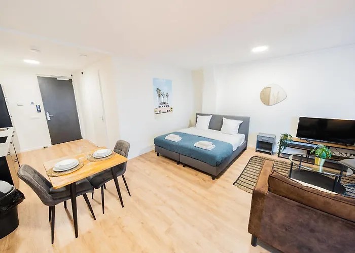 Alphabet - Hendrikkade 10 3*