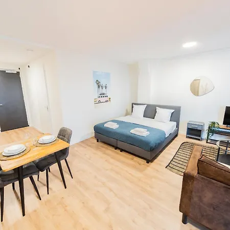 Alphabet - Hendrikkade 10 3*